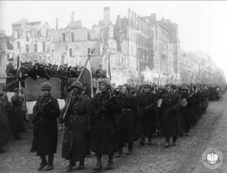 Defilada oddziałów Ludowego Wojska POlskiego w Warszawie 19 stycznia 1945 r. , kadr z filmu propagandowego. Fot.  z zasobu IPN, sygn. IPN BU pf 2361