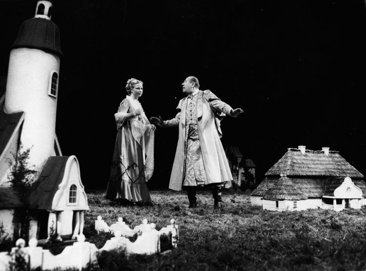 Kazimierz Wichniarz i Bożena Dykiel w "Panu Tadeuszu" w Teatrze Narodowym w 1982 r. Fot. PAP/Marek Langda