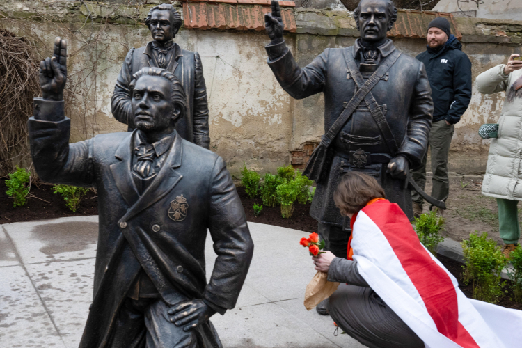 Uroczystość poświęcenia pomnika „Upamiętnienie Powstania Styczniowego w Wilnie” obok wileńskiego Klasztoru Franciszkanów przy u. Trockiej w marcu 2024 r. w 160. rocznicę skazania na śmierć jednego z przywóców powstania na Litwie - Wincentego Konstantego Kalinowskiego. Fot. PAP/Valdemar Doveiko