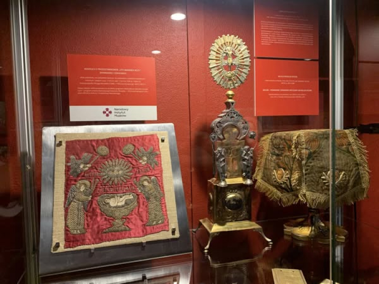 XVII-wieczna tkanina liturgiczna wozduch na wystawie w Muzeum Ikon w Supraślu, fot. Muzeum w Supraślu
