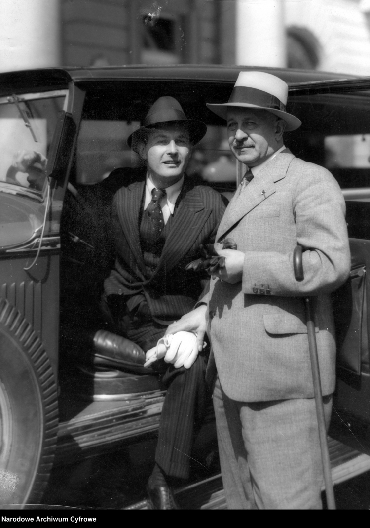 Kornel Makuszyński (z prawej) z Janem Kiepurą, 1933 r. /NAC