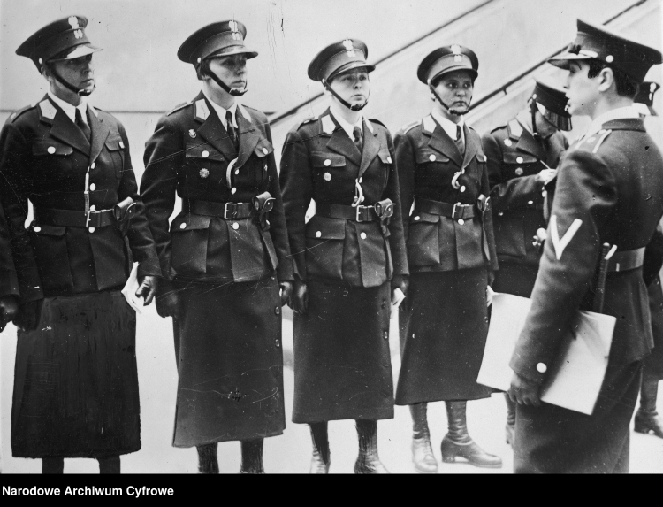 Referat policji kobiecej Centrali Służby Śledczej w Warszawie. Odprawa policjantek, 1939 r. /NAC