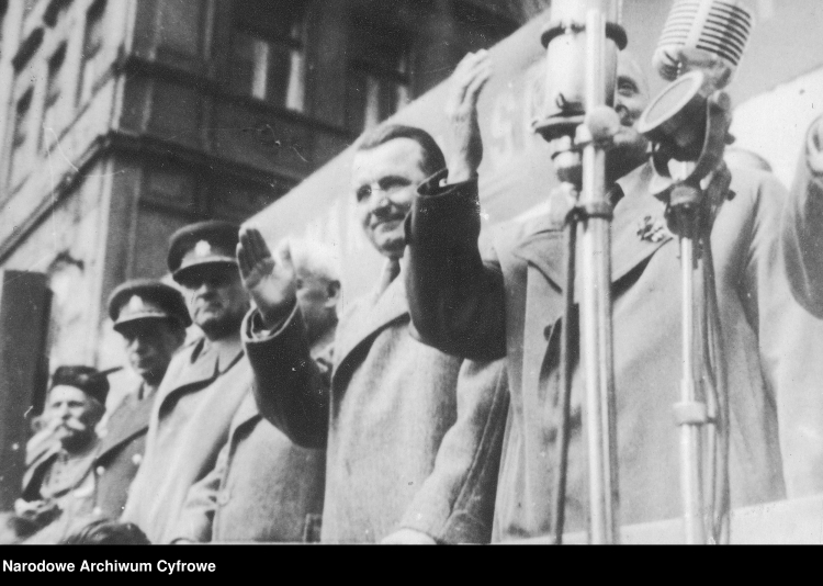 Manifestacja w Pradze w Czechosłowacji z okazji uchwalenia nowej konstytucji. Na trybunie widoczni m.in. prezydent Klement Gottwald i minister obrony gen. Ludwik Svoboda., 1948 r. /NAC