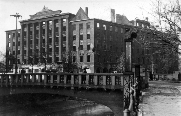 Haus Oberschlesien w Gliwicach, podpalony w 1945 r. przez żołnierzy Armii Czerwonej, fot. Muzeum w Gliwicach