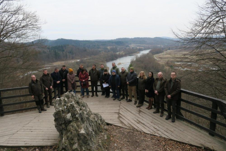 Uczestnicy spotkania na platformie widokowej koło ruin zamku Sobień. Fot. krosno.lasy.gov.pl/Edward Marszałek