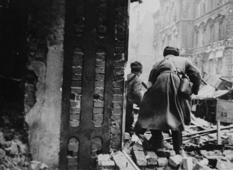 Żołnierze Armii Czerwonej podczas walk o Poznań w 1945 r., fot. PAP/archiwum
