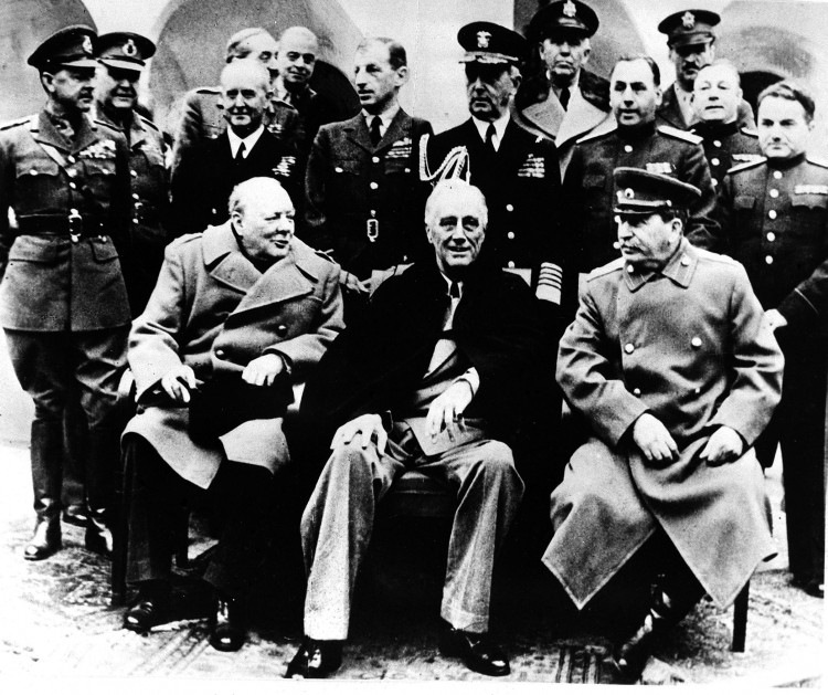 Konferencja w Jałcie, luty 1945. Nz. od lewej: premier Wielkiej Brytanii Winston Churchill, prezydent USA Franklin Delano Roosevelt, sowiecki dyktator Józef Stalin. /bpt/ PAP/CAF-reprodukcja