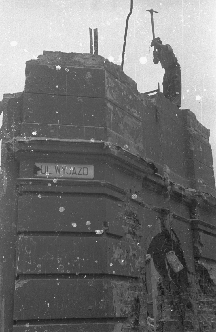 Warszawa, maj 1947 r. Rozbiórka ruin w dawnej dzielnicy żydowskiej. Nz. prace przy ul. Wyjazd, rejon ul. Nalewki. /PAP 