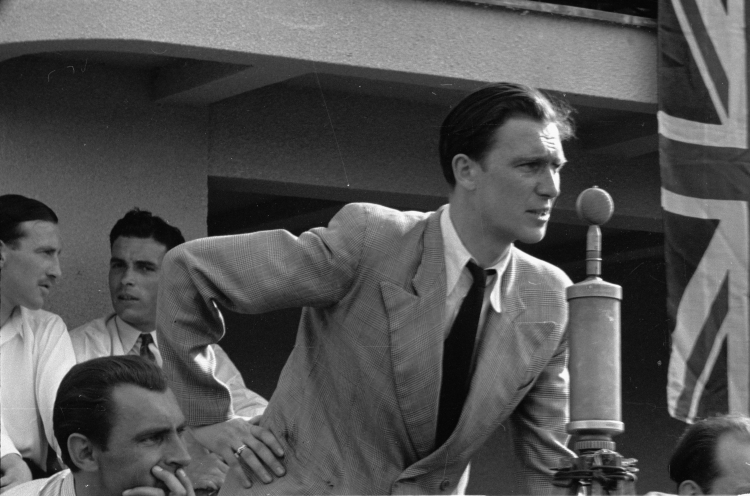 W dniach 15-17 maja 1947 r. na kortach klubu sportowego Legia Warszawa odbył się mecz Pucharu Davisa Polska-Wielka Brytania. Nz. sprawozdawca sportowy Bohdan Tomaszewski. PAP/Stanisław Dąbrowiecki