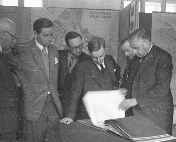 Biuro Odbudowy Stolicy. Konferencja na temat odbudowy Warszawy z udziałem ministra planowania miast i wsi Wielkiej Brytanii Lewisa Silkina (1P). Nz. prezentacja planów urbanistycznych i dyskusja w gronie urbanistów i architektów w pracowni BOS na Górnym Ujazdowie; kierownik BOS Roman Piotrowski (L), 25 września 1947 r. /PAP
