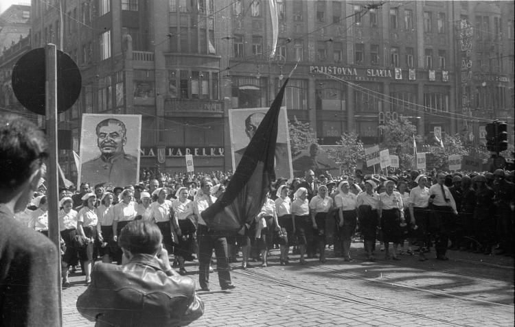 Portrety Syalina i Lenina na pochodzie pierwszomajowym w Pradze w 1948 r., fot. PAP/CAF