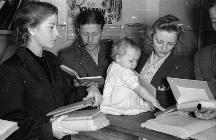 Wypożyczanie książek, 1947 r. PAP