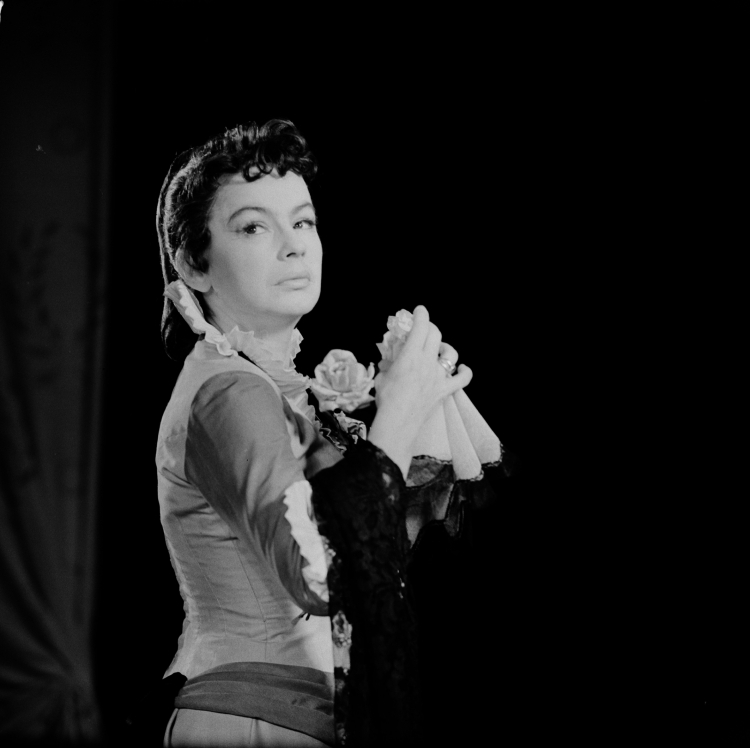 Aktorka Danuta Szaflarska na scenie Teatru Narodowego, jako Helena Iwanowna Popowa w sztuce Antoniego Czechowa pt. „Niedźwiedź”, w reżyserii Władysława Krasnowieckiego, 1959 r. PAP/Edmund Uchymiak