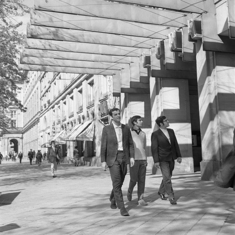 Warszawa 1970 r. Syryjscy studenci kształcący się na warszawskich uczelniach spacerują ulicą Marszałkowską; po prawej wejście do Kina Luna przy ulicy Marszałkowskiej. PAP/Jakub Grelowski