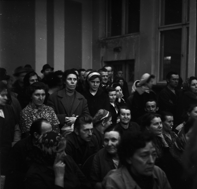 Łódź 10.02.1971. W lutym przez Łódź przeszła fala strajków pracowników łódzkich fabryk, których przyczyną były bardzo złe warunki pracy i obniżenie zarobków w nowym roku. Nz. strajk w Zakładach Przemysłu Bawełnianego im. Juliana Marchlewskiego w Łodzi. PAP/Witold Rozmysłowicz