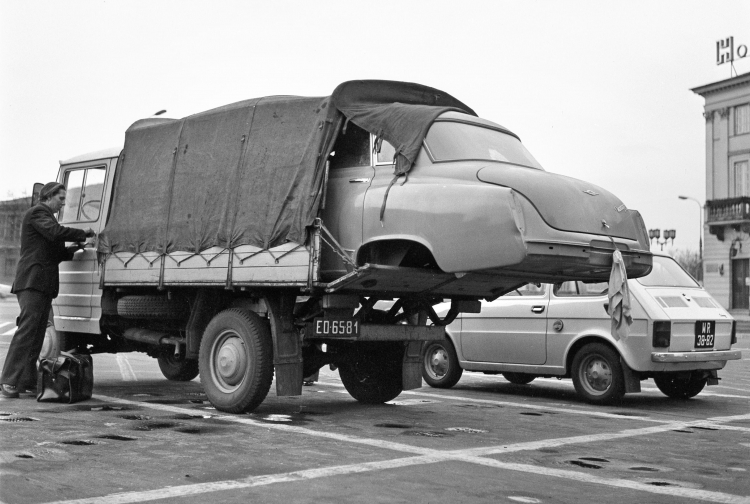 Warszawa 1974 r. ówczesny plac Feliksa Dzierżyńskiego (plac Bankowy); transport karoserii Wartburga 1000 polskim samochodem dostawczym Żuk. PAP/Afa Pixx/Irena Komar