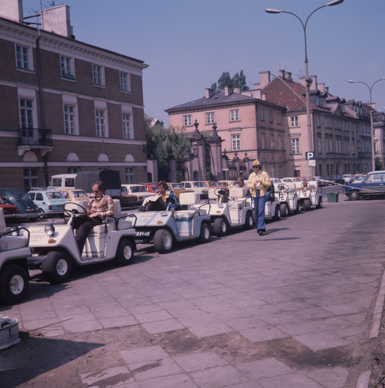 Melexy na ul. Podwale w Warszawie. Przejażdżka kosztowała w 1977 r. 7 zł za kilometr lub 140 zł za godzinę, fot. PAP/Mariusz Szyperko
