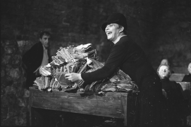 Teatr Cricot 2. W Krakowie. Przedstawienie w reżyserii Tadeusza Kantora pt. „Umarła klasa”. Na zdjęciu: m.in. Tadeusz Kantor (w tle L), 17 kwietnia 1978 r. PAP/Maciej Sochor