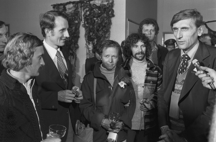 Warszawa 07.03.1980. Powitanie na lotnisku Okęcie uczestników zimowej wyprawy na Mount Everest. 17 lutego 1980 roku, Leszek Cichy i Krzysztof Wielicki jako pierwsi alpiniści w historii zdobyli zimą najwyższy szczyt świata – Mount Everest (8848 m n.p.m.). Wyprawą kierował pionier himalaizmu zimowego Andrzej Zawada. Na zdjęciu m.in. himalaiści: Krzysztof Wielicki (L), Leszek Cichy (2L), Andrzej Zawada (P). gr PAP/Jan Morek