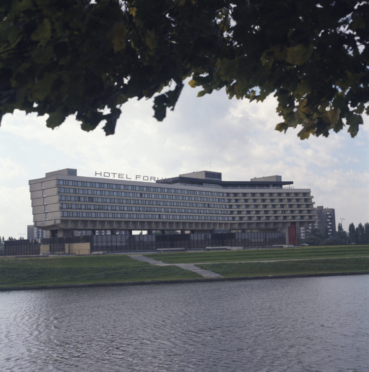 Kraków 09.1988. Nowoczesny czterogwiazdkowy hotel Forum wybudowany według projektu Janusza Ingardena w latach 1978-1989. PAP/Jerzy Ochoński