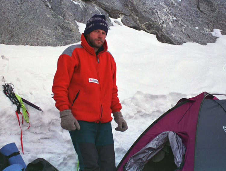 Maciej Pawlikowski w czwartym obozie wysokościowym już powyżej 7000 m. na lodowych stokach Nanga Parbat (8 125 m.) lw utym1997 r. Fot. Ryszard Pawłowski PAP/CAF Reprodukcja