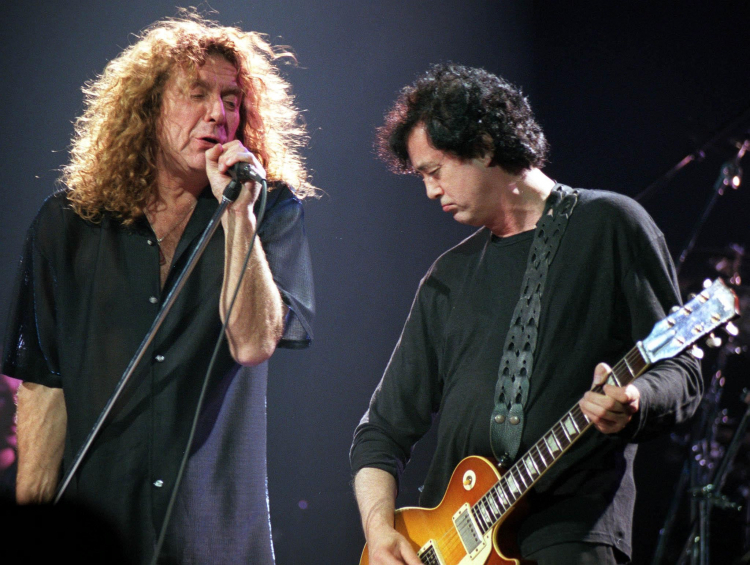 Gitarzysta Led Zeppelin Jimmy Page (po prawej) z wokalistą Robertem Plantem, podczas koncertu w Wiedniu, 13 listopada 1989 r. PAP/EPA PHOTO/APA/HANS TECHT/HT-hh