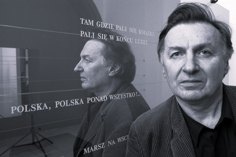 Artysta Włodzimierz Jan Zakrzewski przy lustrze z niemieckimi hasłami przetłumaczonymi na język polski w Warszawie w Zamku Ujazdowskim. Warszawa, 16 stycznia 2004 r. PAP/Andrzej Rybczyński