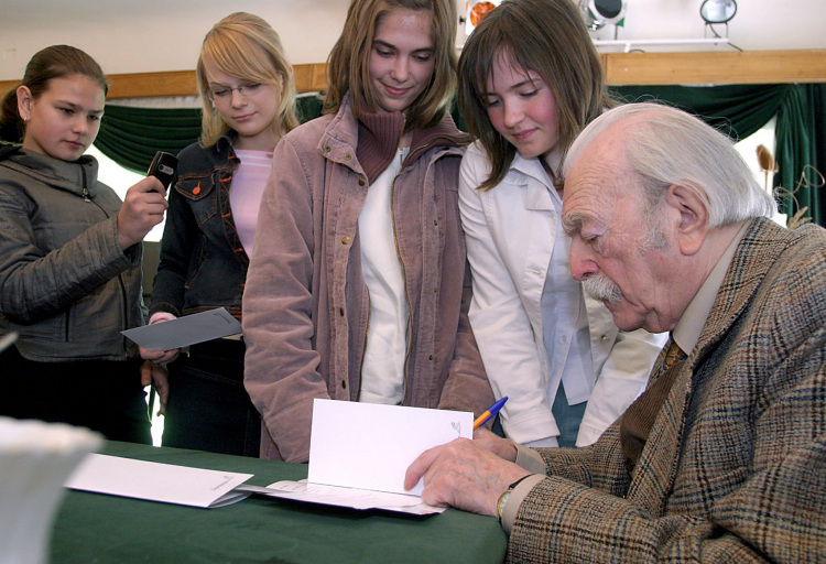 Edmund Niziurski jako gość honorowy konferencji naukowej zorganizowanej w 80. rocznicę jego urodzin w Domu Środowisk Twórczych w Kielcach. Fot. PAP/Piotr Polak