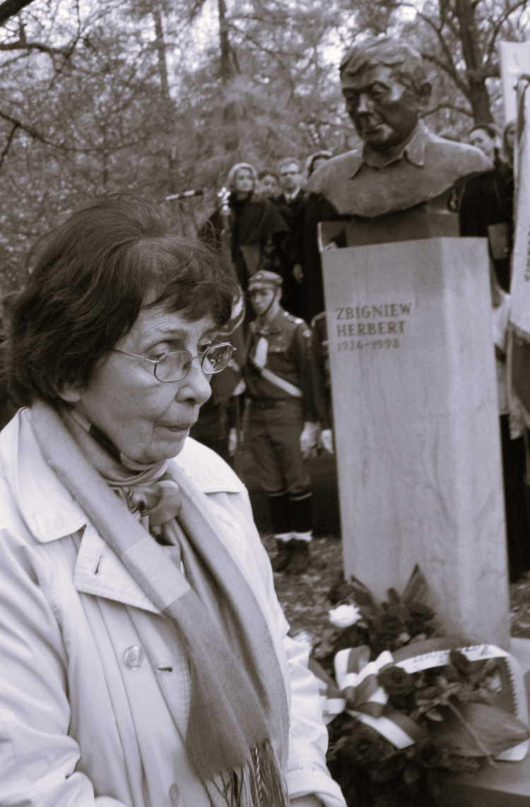 Katarzyna Herbert podczas uroczystego odsłonięcia popiersia Zbigniewa Herberta w krakowskim Parku im. Henryka Jordana, 2006 r. PAP/Jacek Bednarczyk