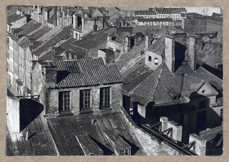 Fotografia Jana Bułhaka z 1920 roku - Dachy Starego Miasta. PAP/MNwW/Jan Bułhak 