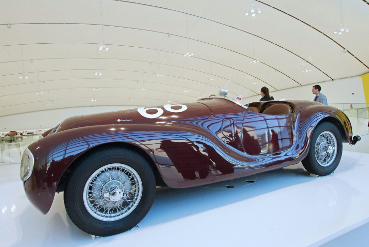 Pierwszy samochód zbudowany przez Enzo Ferrari "Auto Avio Costruzioni 815" w Muzeum Enzo Ferrari w Modenie we Włoszech, 9 marca 2012 r. PAP/EPA/Elisabetta Baracchi