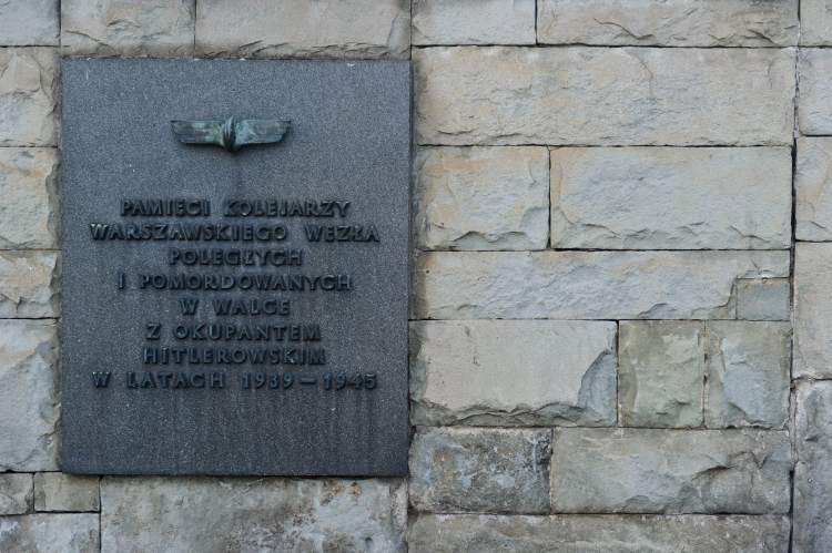 Tablica pamięci zamordowanych kolejarzy Warszawskiego węzła kolejowego w latach 1939-1945 przy Dworcu Centralnym. PAP/Wojciech Pacewicz