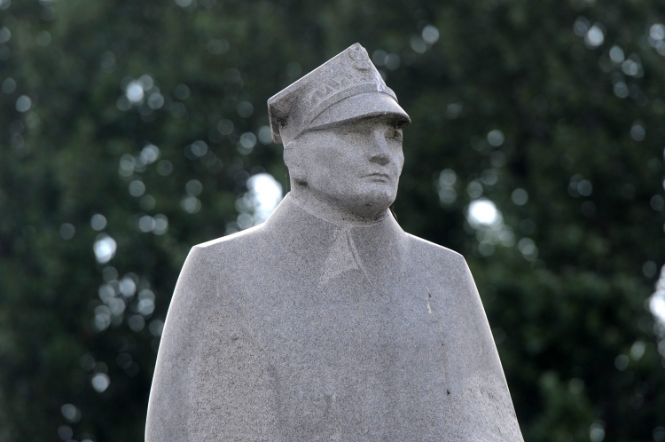 Pomnik gen. Stefana Grota Roweckiego, pierwszego komendanta głównego Armii Krajowej, fot. PAP/Grzegorz Jakubowski