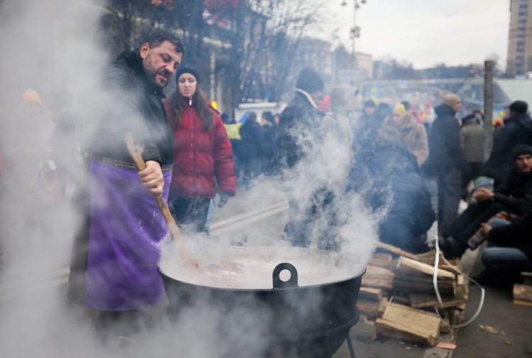 Zwolennicy UE demonstrujący przeciwko rządowi na Majdanie Niepodległości w Kijowie w listopadzie 2013 r. Fot. PAP/Paweł Supernak
