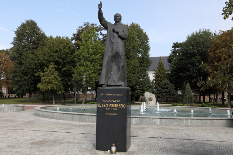 Pomnik ks. Jerzego Popiełuszki w Suchowoli, fot. PAP/Artur Reszko