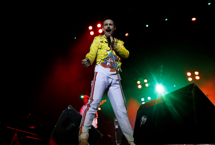 Freddie Mercury (1946-1991) na koncercie w Hiszpanii w 1986 r., fot. PAP/EPA/EFE/Villar Lopez