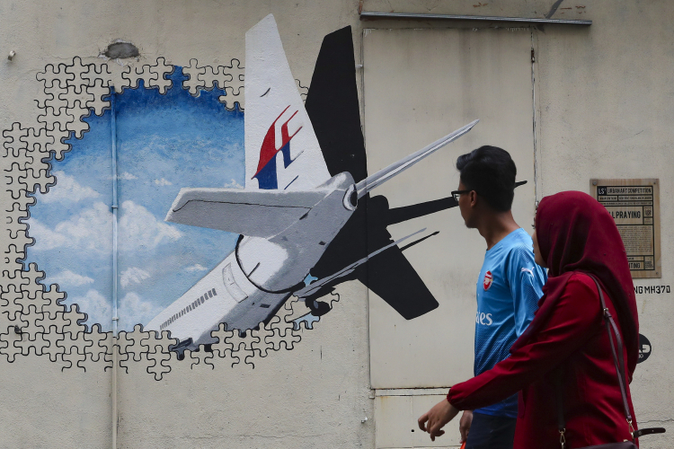 Mural lotu MH370 malezyjskich linii lotniczych w Shah Alam, niedaleko Kuala Lumpur w Malezji. PAP/EPA/Fazry Ismail