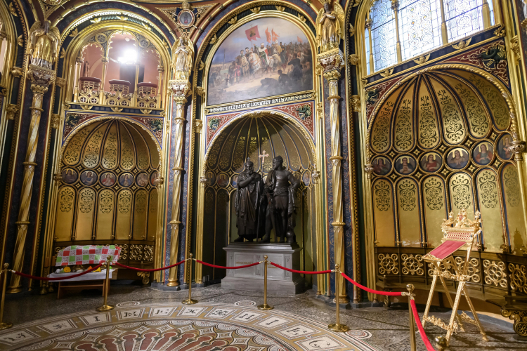Złota Kaplica z grobowcem Mieszka Pierwszego i Bolesława Chrobrego w bazylice archikatedralnej Św. Apostołów Piotra i Pawła na Ostrowie Tumskim w Poznaniu, fot. PAP/Jakub Kaczmarczyk