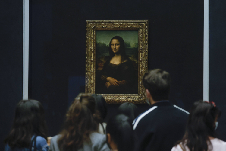 Mona Lisa na wystawie w paryskim Luwrze, fot PAP/EPA/Yoan Valat