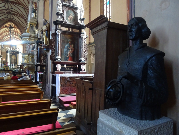 Popiersie Mikołaja Kopernika w bazylice archikatedralnej we Fromborku, fot. PAP/Jerzy Uklejewski