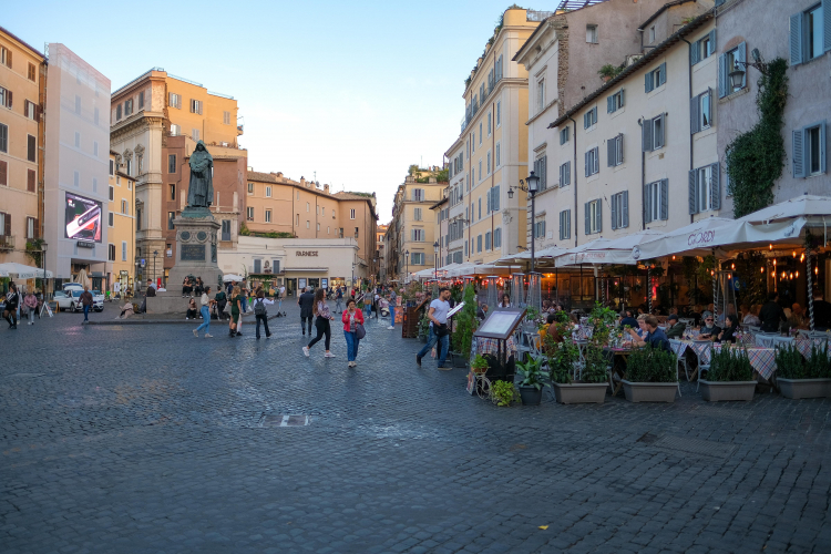Plac Campo de' Fiori w Rzymie. Fot. PAP/ Albert Zawada