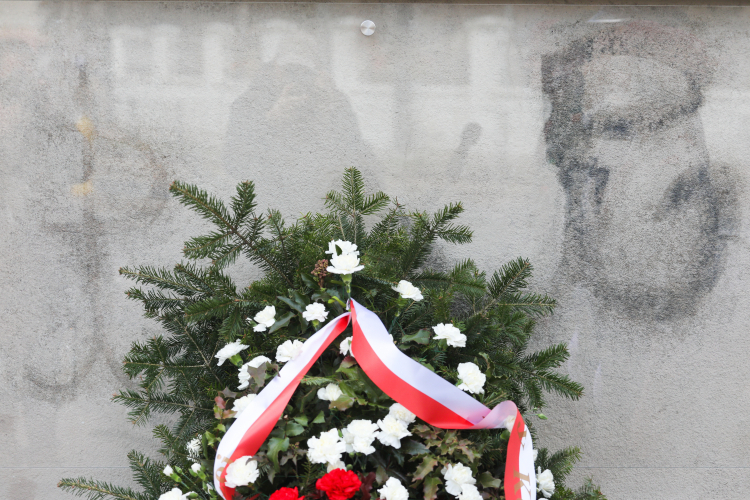 Uroczystość odsłonięcia tablic upamiętniających oryginalne znaki Polski Walczącej na murach siedziby Najwyższej Izby Kontroli w Warszawie, 2023 r. bm. PAP/Paweł Supernak