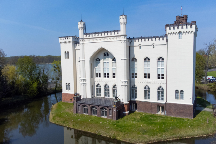 Pałac (zamek) w Kórniku po renowacji, fot. PAP/Jakub Kaczmarczyk