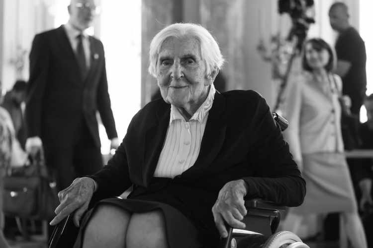 Prof. Jadwiga Puzynina (1928-1925) podczas uroczystości w 2024 r., w trakcie których została odznaczona Orderem Orła Białego, fot. PAP/Leszek Szymański
