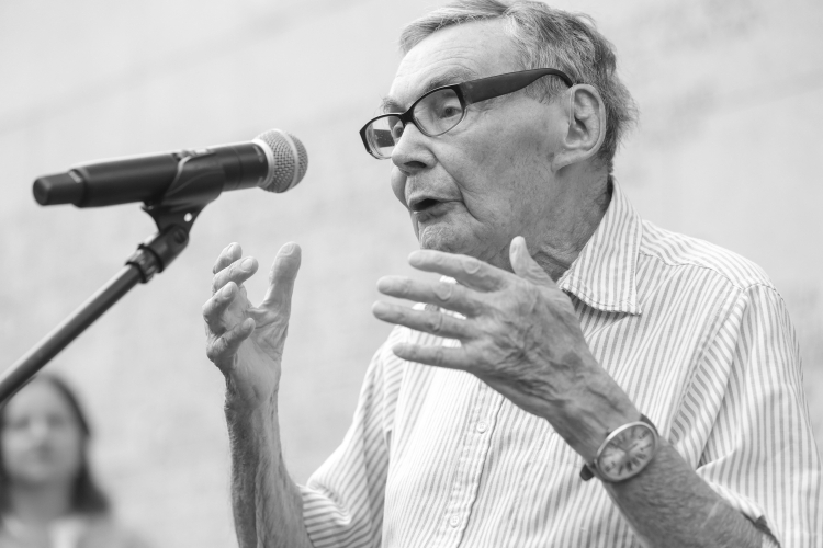 Marian Turski w 2024 r. podczas uroczystości przy pomniku Umschlagplatz w Warszawie rozpoczynającej Marsz Pamięci ofiar Wielkiej Akcji Likwidacyjnej w getcie warszawskim. Fot. PAP/Rafał Guz