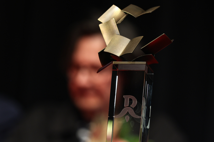 Statuetka Górnośląskiej Nagrody Literackiej "Juliusz", fot. PAP/Kasia Zaremba