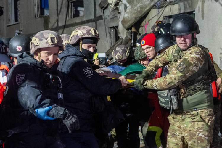 Charków, Ukraina, 31. Października 2024 r. Na zdjęciu z 30 bm. zniszczony budynek mieszkalny w Charkowie po ataku wojsk rosyjskich bombą lotniczą FAB-500. Zginęło jedno dziecko, a 30 osób zostało rannych. Trwa Inwazja Rosji na Ukrainę. PAP/Mykola Kalyeniak