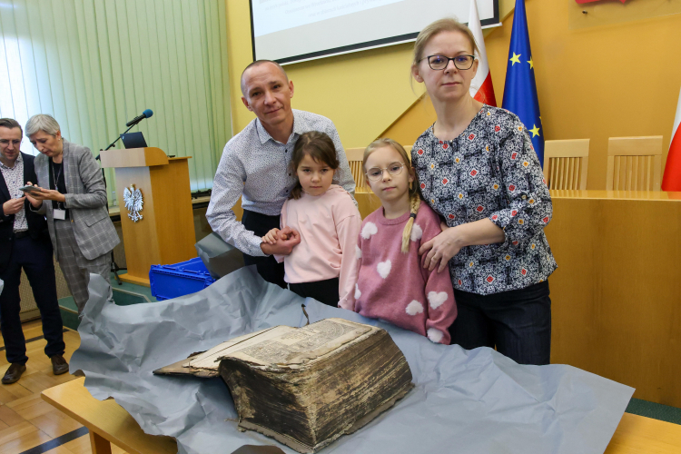 Znalazcy Biblii Brzeskiej: Dariusz Dreksa i Anna Dreksa z córkami, fot. PAP/Krzysztof Świderski