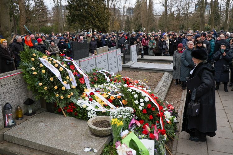 Marcin Wicha spoczął na Cmentarzu Powązkowskim w Warszawie, fot. PAP/Paweł Supernak 