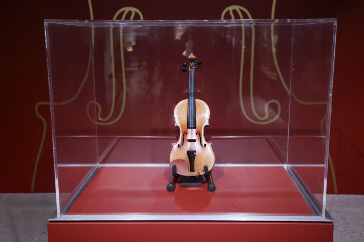 Skrzypce Joachim-Ma Stradivarius na wystawie w domu aukcyjnym Sotheby's w Nowym Jorku przed licytacją 7 lutego. PAP/EPA/Sarah Yenesel